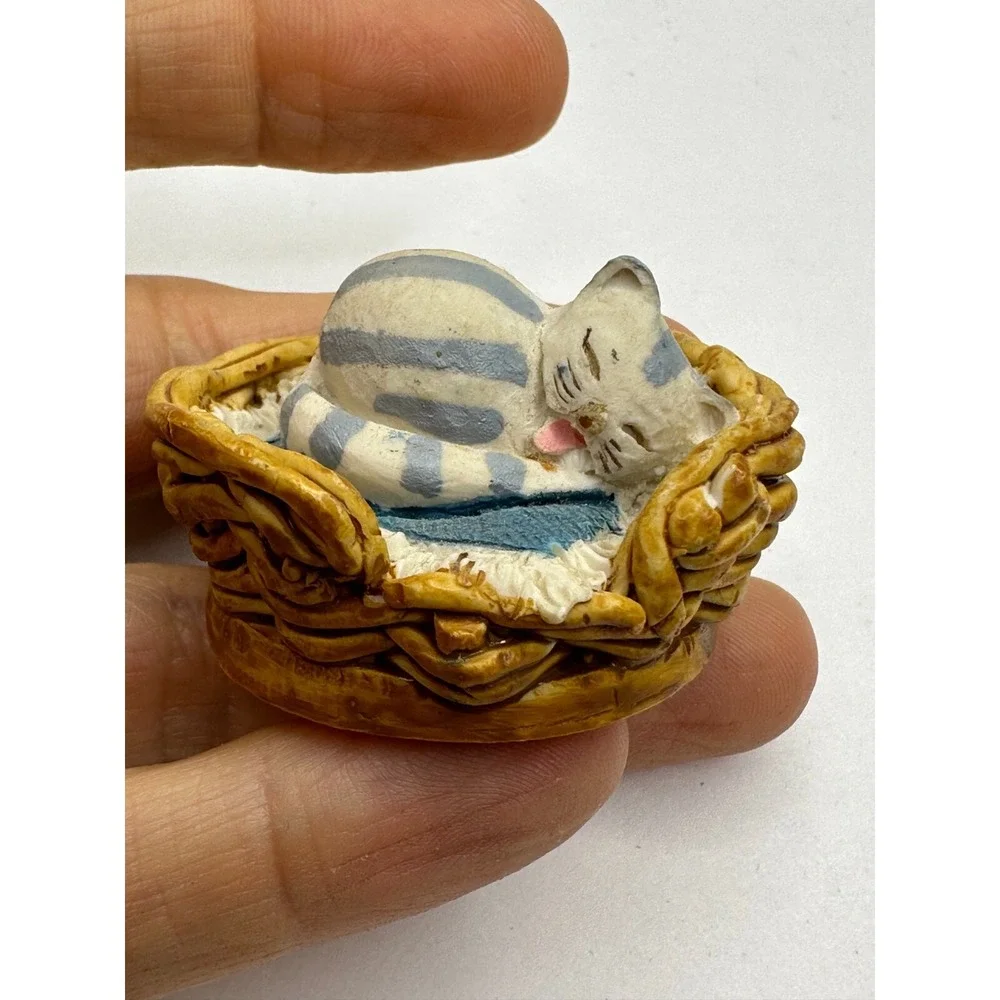 Peter Fagan Cat figurine Sleeping Basket Hand Painted 1983 Scotland